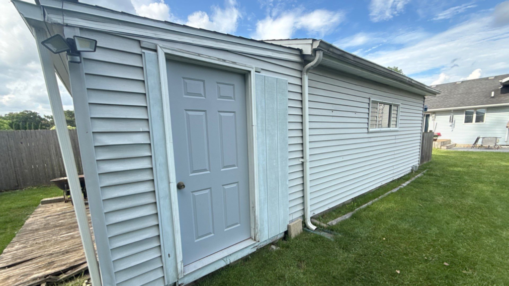 siding lifespan Indiana warning signs on aging home exterior siding